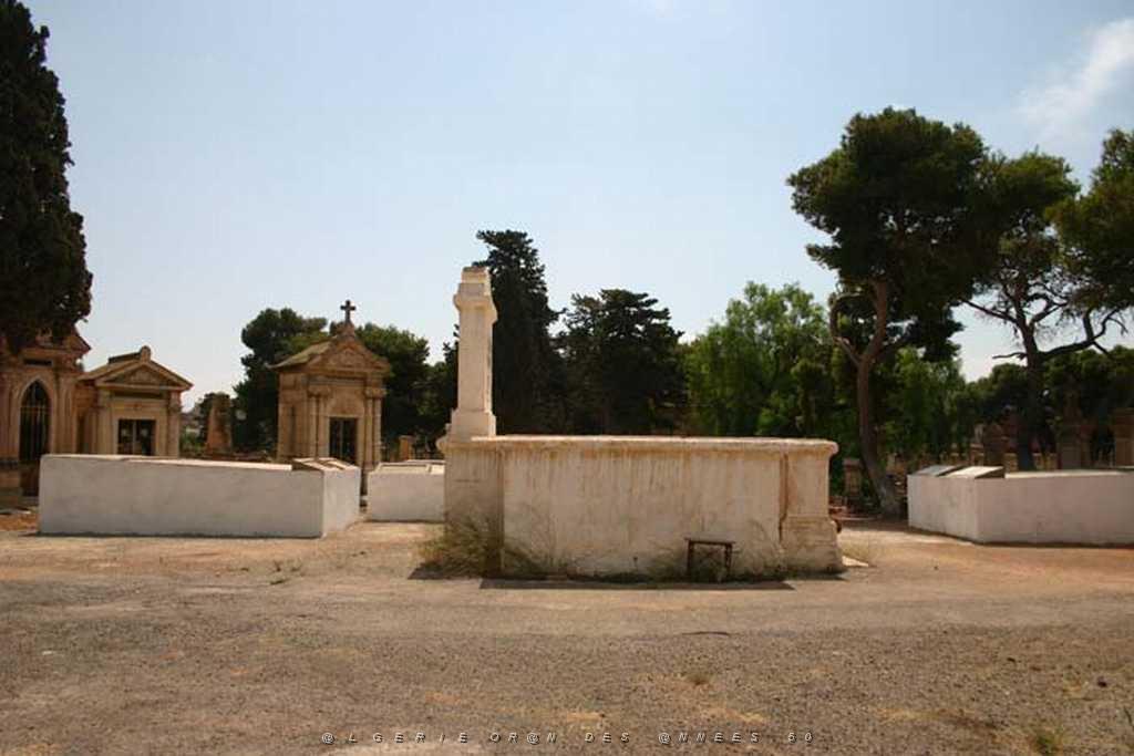 ORAN 2008 CIMETIERE DE TAMASHOUET 108 Ensembleossuaires2.jpg